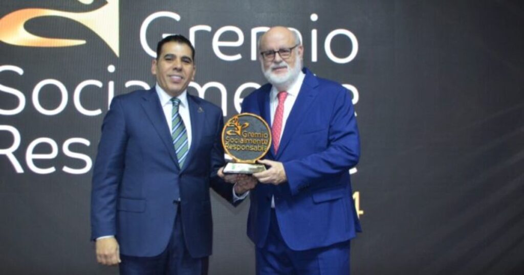 Azucareros reciben reconocimiento de gremio Socialmente Responsable